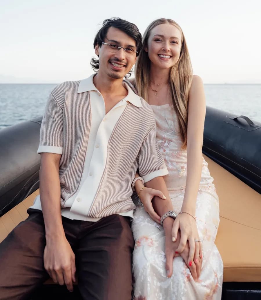 Bennett and Gracie, Drry's founders, sitting together on a boat by the sea.
